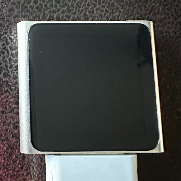 Apple iPod Nano 6th gen with Apple charging cable-8GB - Picture 3 of 5